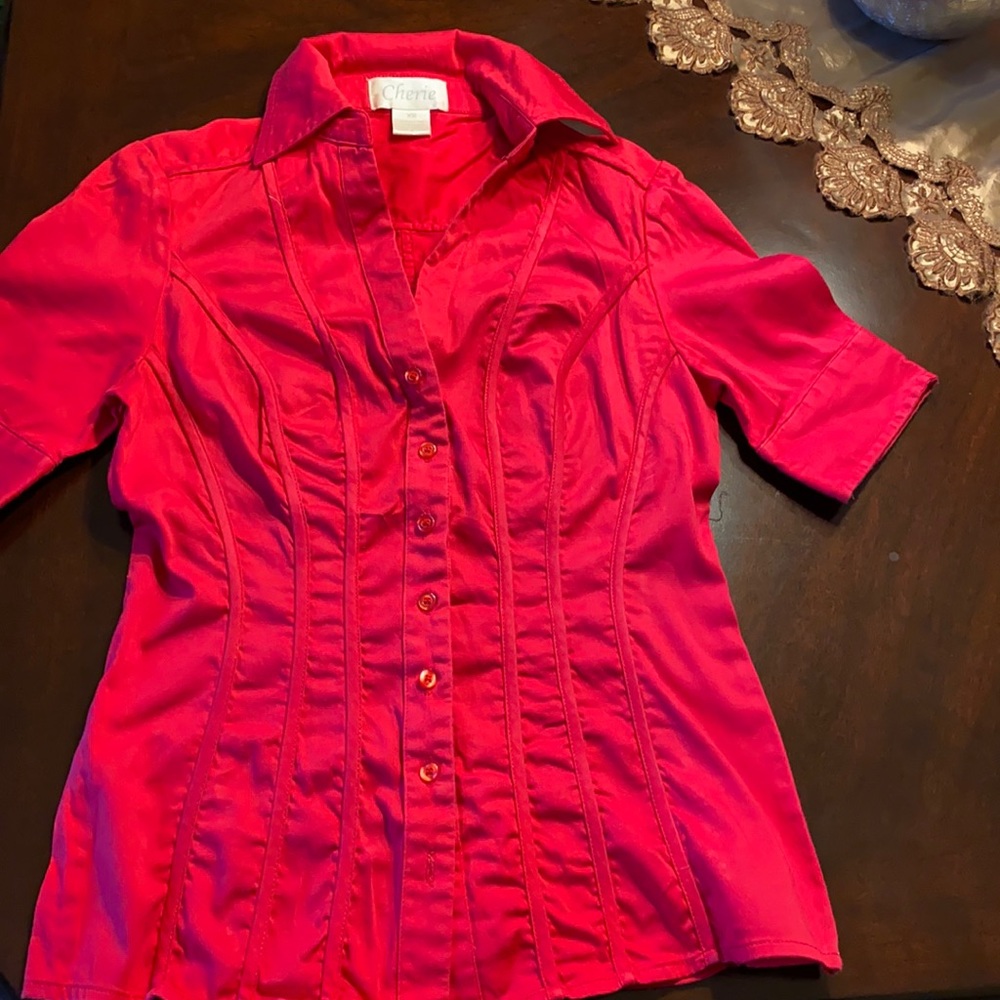 Short sleeve red shirt. Fitted